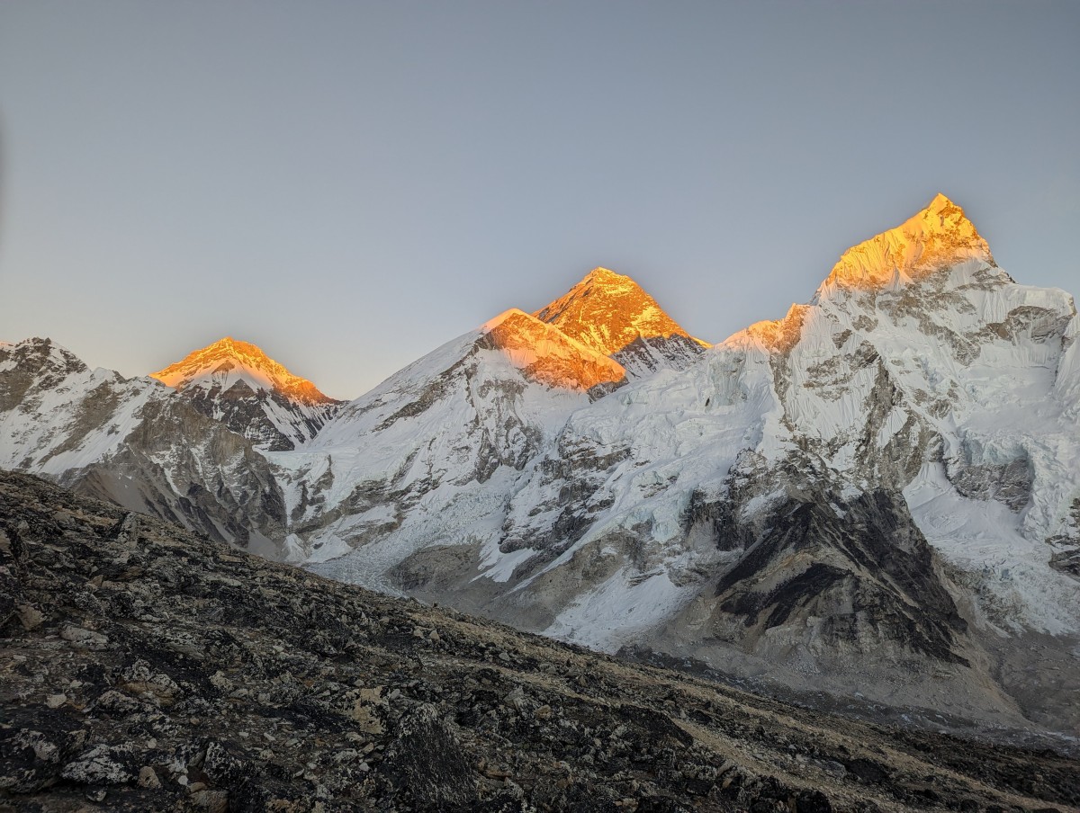 Mt. Everest kann auch "Alpen"glühen