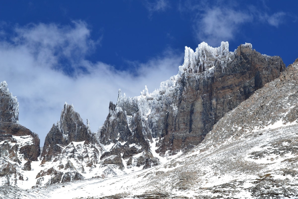 Auf der Rückseite der verschneiten Türme des Cerro Castillo