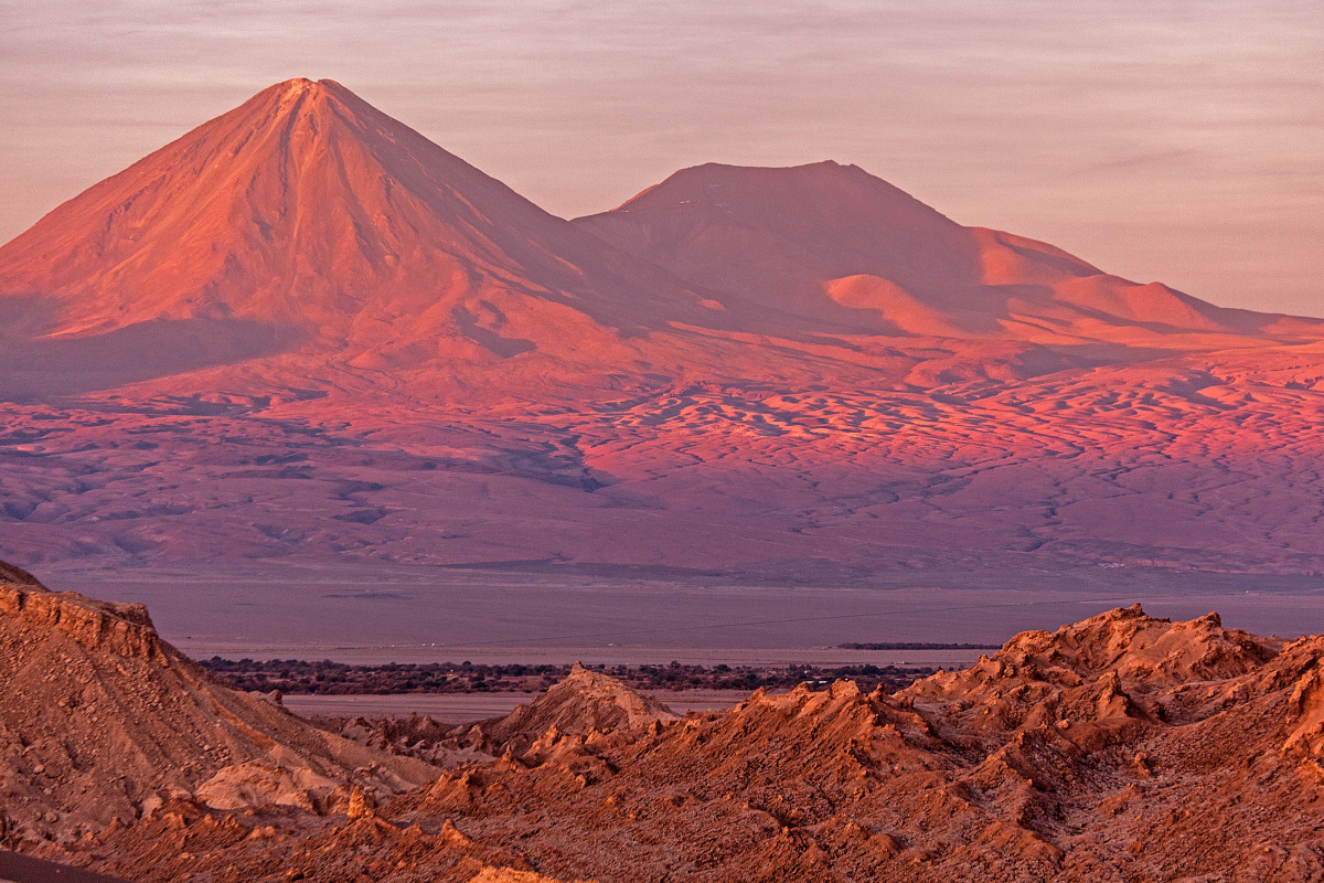 Der Vulkan Licancabur(Chile) bei San Pedro de Atacama im Abendlicht