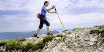 Test: Die besten Trekkingstöcke zum Wandern, Bergsteigen & für Skitouren