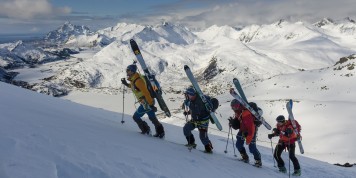 Skibergsteigen: Welche Ausrüstung benötigt eine Dreierseilschaft?
