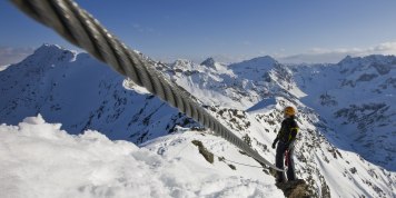 Klettersteig: Wie sichert man am eingeschneiten Seil?