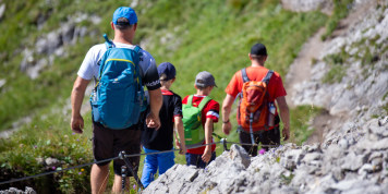 Beim Wandern: Wie sichere ich Kinder an heiklen Stellen?