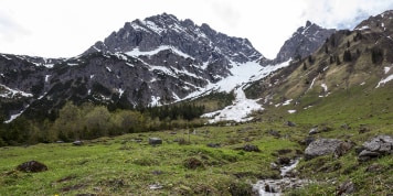 Blockiert durch Altschneefelder: Wandergruppe gerettet