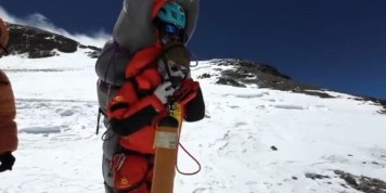 Mount Everest: Sherpa trägt erschöpften Bergsteiger über Stunden vom Berg