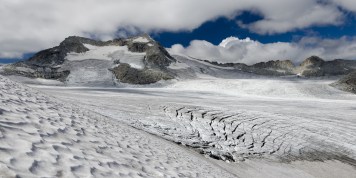 Mit Löchern übersät: Größter Gletscher Italiens verliert rapide an Masse