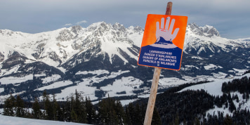 Lawine bei Stufe vier ausgelöst: Skifahrer muss Strafe zahlen