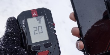 Notfallausrüstung: So stören Smartphone und GPS dein LVS-Gerät