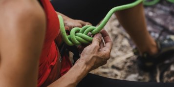 Darf und soll die Anseilschlaufe beim Einbinden ins Seil genutzt werden?