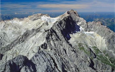 Gletscherschmelze an der Zugspitze: nur noch Reste von Höllental- und Schneeferner.