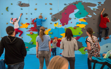 Mit Kindern klettern: Darauf sollten Eltern achten!