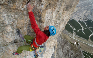 Simon Gietl klettert “Neolite” in den Dolomiten frei
