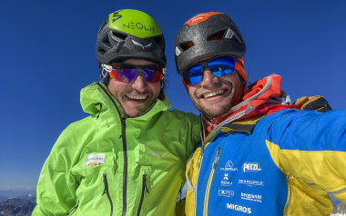 Simon Gietl und Roger Schäli auf dem Gipfel der Grandes Jorasses.