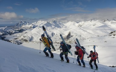 Skibergsteigen: Welche Ausrüstung benötigt eine Dreierseilschaft?