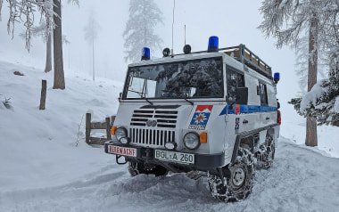 Der Pinzgauer der Bergwacht Ramsau im winterlichen Einsatz.