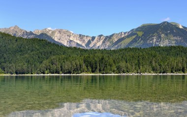 Blick vom Eibsee auf die Ammergauer Alpen mit Schellschlicht, Kreuzeck und Scharfeck.