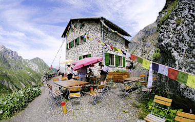 Frederick-Simms-Hütte im Lechtal: Gemütlich. Die Panoramaterrasse der Simmshütte.