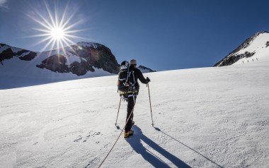 Bergsteiger auf Hochtour: Sonne von oben & unten