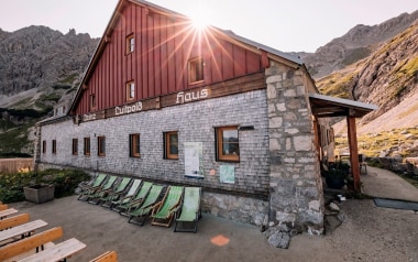 Das Prinz-Luitpold-Haus beim Sonnenaufgang.