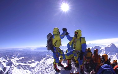 Lukas Furtenbach stieg mit 17 Kund:innen in nur 16 Tagen auf den Gipfel des Mount Everest..