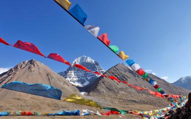 Gebetsfahnen flattern im Wind