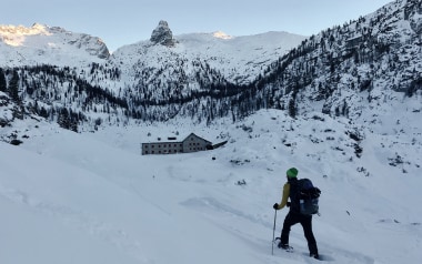 Winterliche Tour zum verschneiten Kärlingerhaus