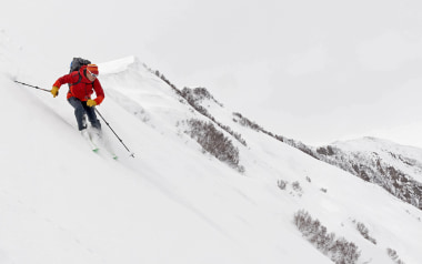 So gelingt bei Skitouren die Abfahrt vom Gipfel.