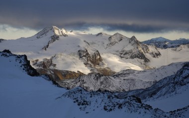 Die Fineilspitze bildet das Zentrum des Ötztaler Dreitausender-Gipfelmeeres. 