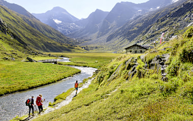 Auftakt nach Maß: die Rötalm am Zustieg zur Lenkjöchlhütte.