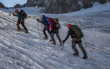 Bergführer mit Gästen auf dem Weg zum Mont Blanc