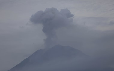 Immer wieder kommt es auf Indonesien zu Vulkan-Ausbrüchen, die Menschenleben fordern. 