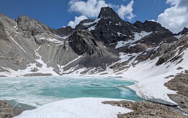 Auf manchen Bergseen schwimmen noch Eisschollen. 