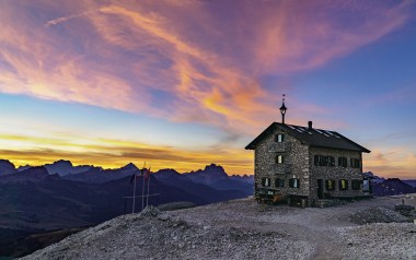 Stimmungsvoll: Sonnenaufgang am Rifugio Franz Kostner 