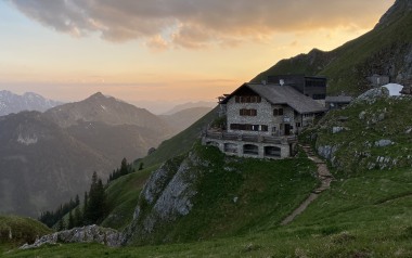 ALPIN-PICs im April: "Hüttenromantik"
