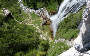 Tiefblick vom Klettersteig auf den Dalfazer Wasserfall.