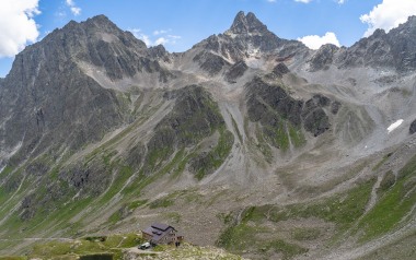 Saumspitze: Mächtiger Gipfel an der Darmstädter Hütte.