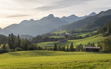 Abendstimmung mit Ausblick in die Chiemgauer Alpen