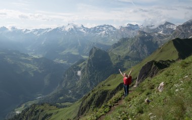 So muss Schweiz: grüne Almen, schneebedeckte Berge. 