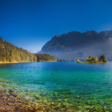Von eiskalt bis kristallklar: Die 15 erfrischendsten Badeseen der Alpen