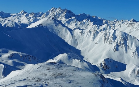 Ohne Lawinenausrüstung im freien Gelände: Skifahrer stirbt in Lawine