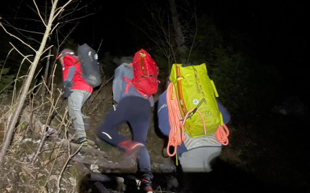 Die Bergretter beim nächtlichen Aufstieg zu den vermeintlich blockierten Jugendlichen.