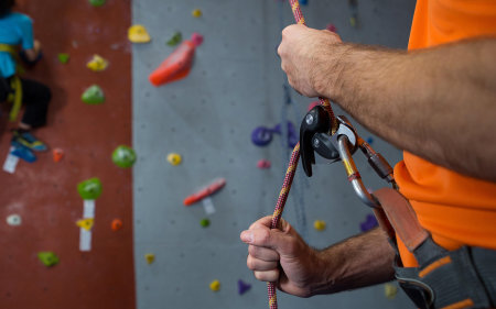 Sicherungsgeräte: So sichert ihr richtig beim Klettern 
