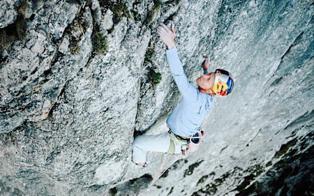 Alpine Trilogie geknackt: Lara Neumeier klettert "Des Kaisers neue Kleider" Rotpunkt