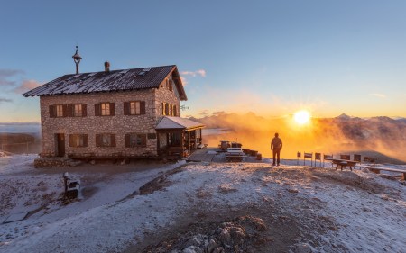 Atemberaubend schön: Sonnenaufgang an der Hüttenterrasse.