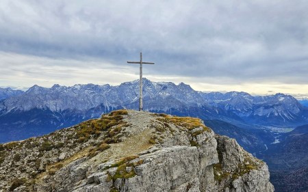 Blick auf das Gipfelkreuz der Schellschlicht.