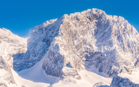 Skitourengeher stürzt im Dachstein-Massiv 300 Meter ab