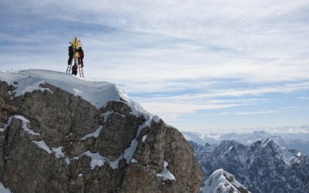 Zugspitze: Gipfelkreuz strahlt wieder