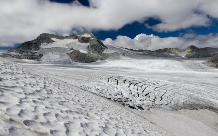 Mit Löchern übersät: Größter Gletscher Italiens verliert rapide an Masse