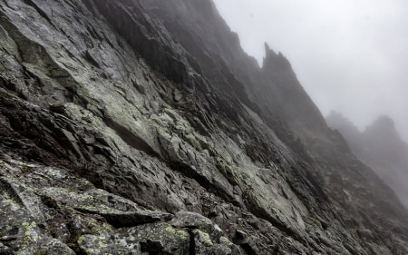 Rettung in der Hohen Tatra: Wanderer sitzt auf Felsen fest