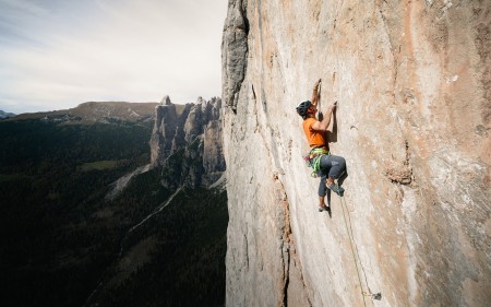 Simon Gietl klettert Route "Blutsbrüder" (8b) frei.